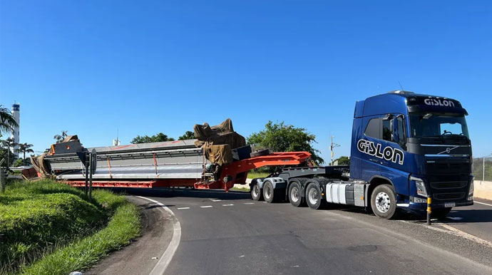 Carreta Fica Atravessada Em Acesso Da Rodovia Do Contorno E Provoca