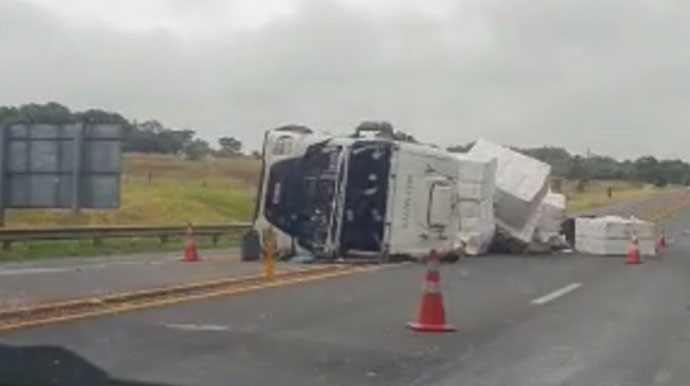 Caminh O Que Transportava Celulose Tomba Na Rodovia Raposo Tavares Em