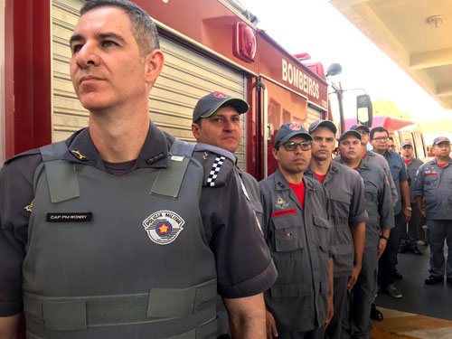 AssisCity - Policiais militares durante cerimônia