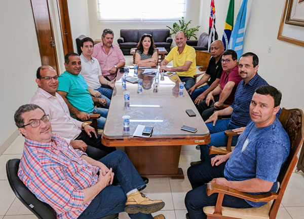 Divulgação PMA - Prefeito José Fernandes durante reunião com vereadores de Assis