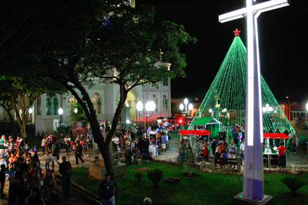 Ivan Mello - Movimento foi grande na Praça da Catedral durante chegada do Papai Noel em Assis