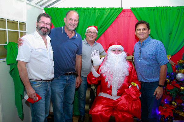 Ivan Mello - Autoridades municipais ao lado do Papai Noel