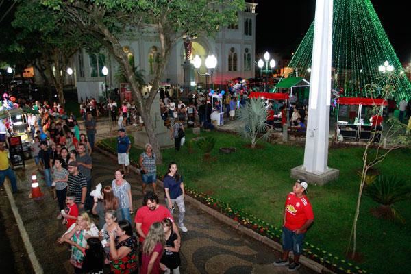 Ivan Mello - Ingressos gratuitos para a carreta e para os brinquedos devem ser retirados nas lojas identificadas com os cartazes do Natal Iluminado da ACIA