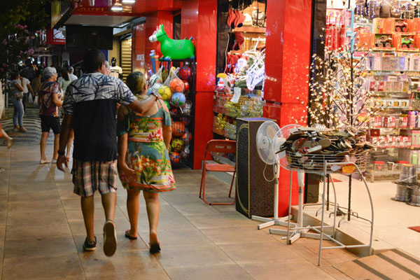 Divulgação - Ingressos gratuitos para a carreta e brinquedos devem ser retirados nas lojas identificadas com os cartazes do Natal Iluminado da ACIA