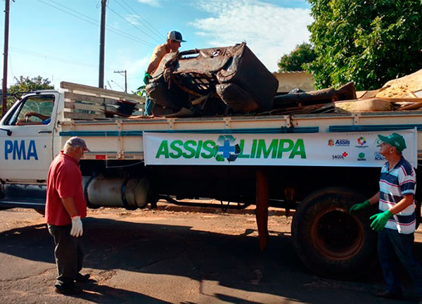 Divulgação - Caminhão recolhe materiais inservíveis e que serão destinados ao local adequado