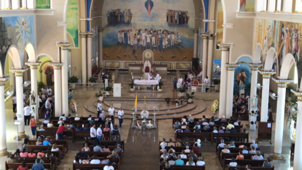 AssisCity - Fiéis acompanham velório do Monsenhor Floriano da Catedral de Assis