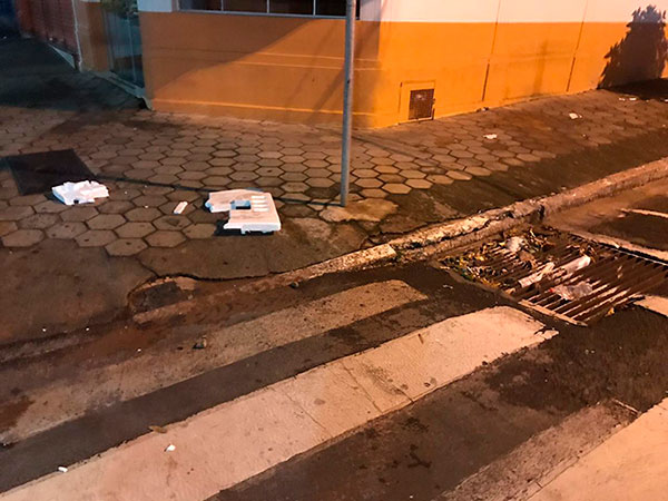 Divulgação - Sujeira entope bueiros e aumenta o risco de alagamentos na cidade