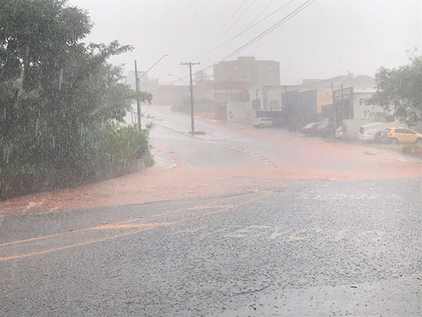 AssisCity - Chuva também alagou baixada entre a Avenida Mario de Vito e a Rua São Pedro