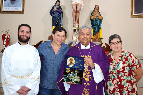 divulgação - Monsenhor Floriano acompanhou até o final o encaminhamento da sua obra, escolhendo fotos, lendo os textos e, por final, a capa ideal