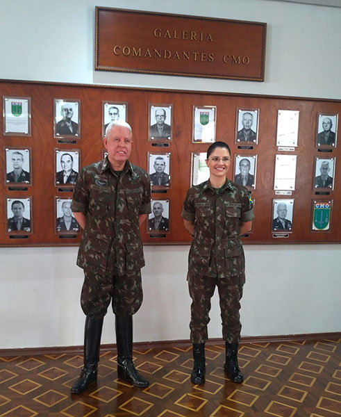 Divulgação - Paraguaçuense General Lourival Carvalho Silva com a jornalista assisense Camila Dib, que integra o Exército Brasileiro