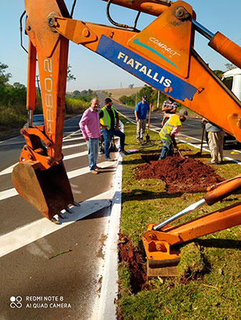 Divulgação - Servidores trabalham na instalação dos pórticos