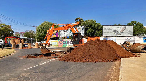 Divulgação - Prefeitura inicia substituição de tubos armcos para novos de concreto, em trecho da Avenida Getúlio Vargas