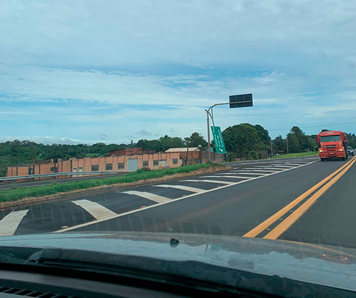 divulgação - Placa de sinalização caiu na Rodovia Manilio Gobbi