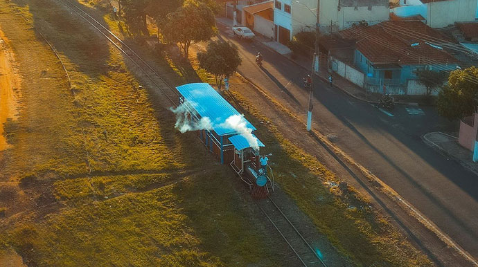 Mundozinhos - Ecotrem percorrendo a linha férrea na Vila Operária