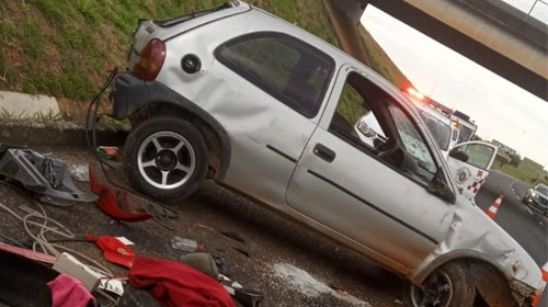 Divulgação - Carro deslizou em um barranco após capotar em alça de acesso ao distrito de Jafa, em Garça