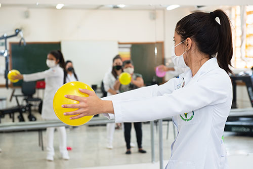 Divulgação - As turmas do 4º e 5º ano do curso começaram a realizar atendimentos práticos ainda em 2021