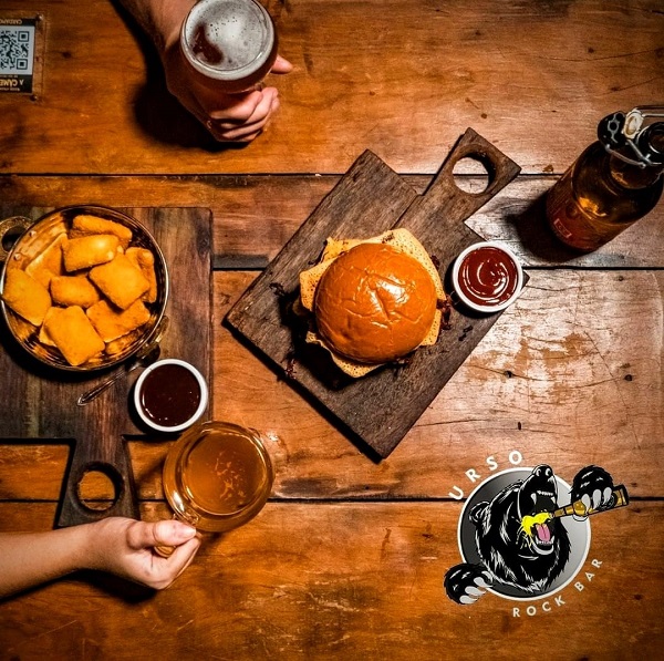 Urso Rock Bar possui uma gastronomia única, contendo em seu cardápio uma grande variedade de Porções características do local