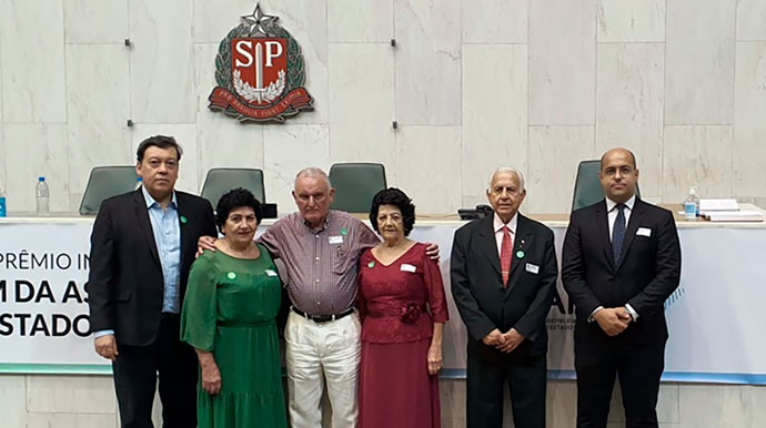 Divulgação - Dupla e autoridades presentes na premiação - Foto: Divulgação