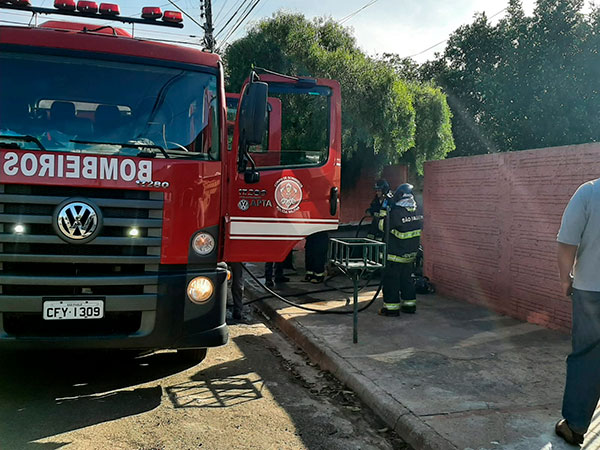 Divulgação - Equipe do Corpo de Bombeiros esteve no local para combater as chamas - Foto: AssisCity