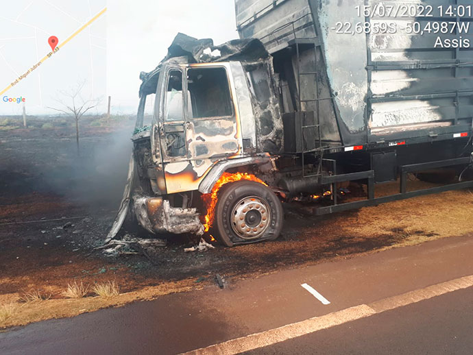 Divulgação - Fogo do caminhão se alastrou por plantação de eucalipto recém colhido - Foto: Divulgação