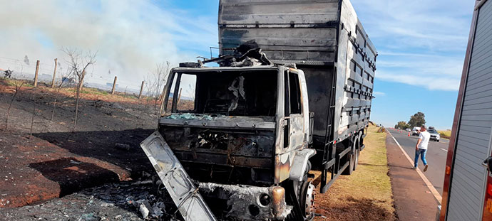 Divulgação - Caminhão ficou destruído mas não teve nenhuma vítima - Foto: Divulgação