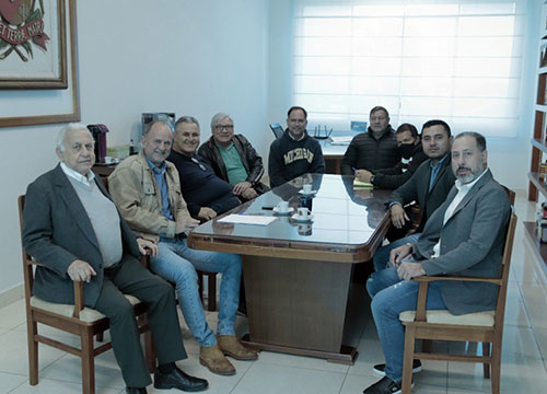 Divulgação - Prefeito José Fernandes, o vice Aref Sabeh, César Nunes, representantes das equipes do Assisense e VOCEM e vereadores - Foto: Divulgação