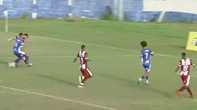 Divulgação - Momento de um pênalti suspeito cometido pelo zagueiro Índio, do Fernandópolis, contra o Vocem — Foto: Reprodução/Futebol Paulista