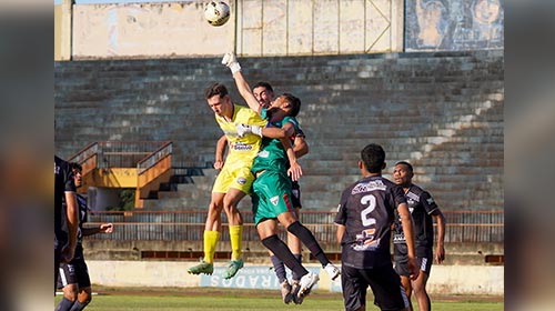 Arquivo Pessoal - Guiotti disputa a bola durante o jogo contra jogador da equipe do Dourados Atlético Clube