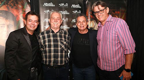 Prefeitura Municipal de Tarumã/Divulgação - Prefeito, Oscar Gozzi, e vice-prefeito de Tarumã, Fernandes Baratela, com a dupla Athaíde e Alexandre - FOTO: Prefeitura Municipal de Tarumã