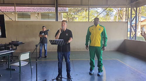 Guilherme Renan Dias Gonçalves - O atleta olímpico Claudinei Quirino da Silva sendo apresentado aos alunos - FOTO: Guilherme Renan Dias Gonçalves