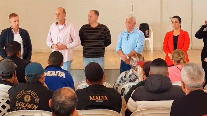 Prefeito e secretários durante conversa com colabores da Malta