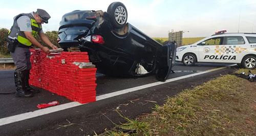 Divulgação - Carro capota e polícia detém grande quantidade de maconha em rodovia de Gália