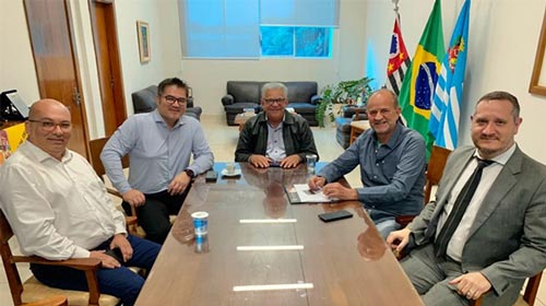 Prefeitura de Assis/Divulgação - Prefeito José Fernandes e o secretário de Desenvolvimento Econômico Ivan Serra receberam os novos gestores da Cervejaria Malta - FOTO: Assessoria de Comunicação da Prefeitura de Assis