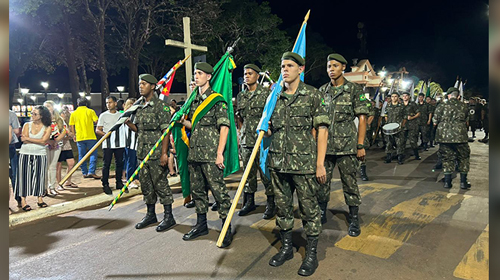 Portal AssisCity - O Tiro de Guerra de Assis abriu o evento, seguido pelos primeiros colonizadores de Pedrinhas Paulista e seus descendentes - FOTO: Portal AssisCity