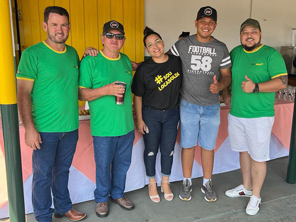 Divulgação - Equipe Locabras ao lado do Vinícius da empresa Duaço e sua esposa - Foto: Divulgação