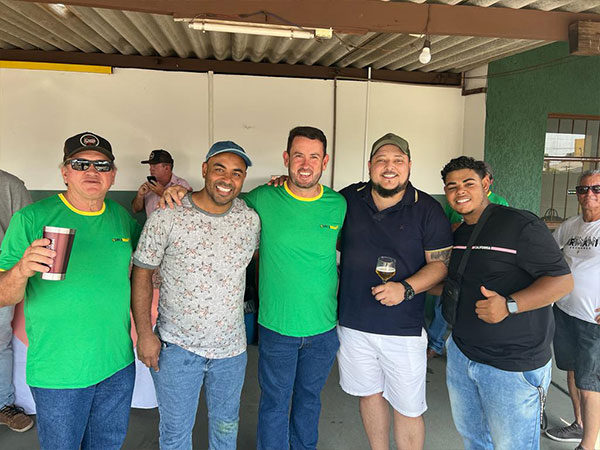 Divulgação - Equipe Locabras ao lado de Elias e seu filho - Foto: Divulgação