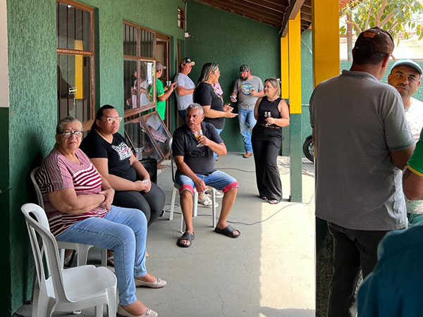 Divulgação - Lau, familia e amigos na inauguração da Locabras - Foto: Divulgação