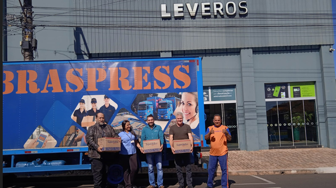 Entrega de cestas na sede da Leveros