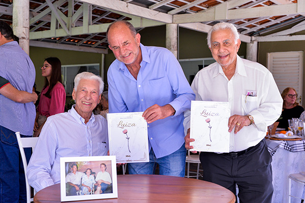 Divulgação - Wladimir Coronado Antunes Ribeiro junto ao Prefeito de Assis José Fernandes e Vice Aref Sabeh durante lançamento do livro - Foto: Divulgação