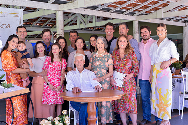 Divulgação - Amigos e familiares de Wladimir Coronado Antunes Ribeiro marcaram presença no lançamento da obra 