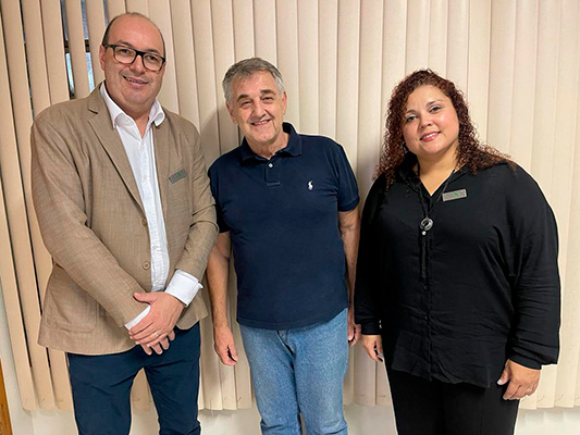 Portal AssisCity - Renato dos Santos, engenheiro e gerente nacional da Arxx, Pedro Motta, engenheiro responsável da Carvalho Motta e Luciana, representante da Arxx na região - Foto: Portal AssisCity