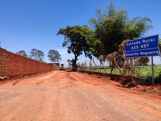 Divulgação/Departamento de Comunicação - Obras de pavimentação asfáltica da estrada que liga o município de Assis ao Residencial Esmeralda Park foram iniciadas - Foto Divulgação/Departamento de Comunicação