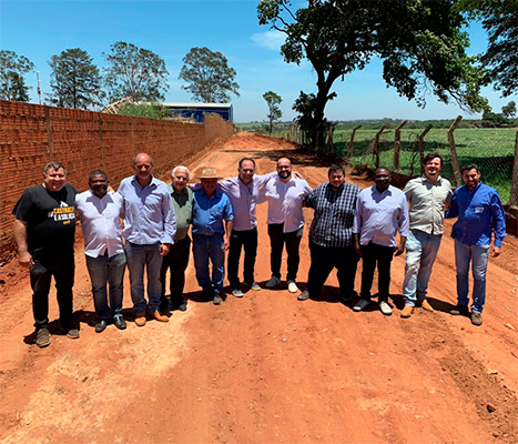 Divulgação/Departamento de Comunicação - O prefeito José Fernandes, acompanhado do vice Aref Sabeh, do secretário de Obras, Fábio Nossack, e os vereadores Douglas Azevedo, Fernando Vieira, Pastor Edinho, Pastor Nivaldo, Rogério Nascimento e Tenente Gênova, estiveram acompanhando os trabalhos iniciais de terraplanagem e preparação da estrada para o recebimento da malha asfáltica - Foto Divulgação/Departamento de Comunicação