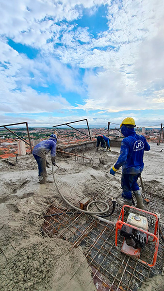 Divulgação/ASN Engenharia - Funcionários da ASN Engenharia realizam a concretagem do 20º andar do residencial - Foto Divulgação/ASN Engenharia