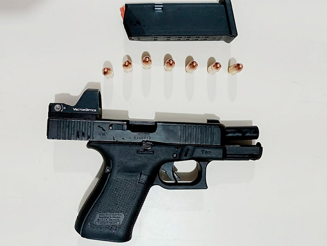 Divulgação/Policia Militar - A pistola de marca Glock calibre .9mm foi encontrada junto com sete munições .9mm intactas e um dispositivo de mira Red Dot - Foto: Divulgação/Polícia Militar