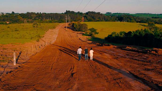 Reprodução/Departamento de Comunicação - O secretário de Obras Fábio Nossack, o prefeito José Fernandes e a secretária da Saúde Cristiani Silvério conferiram o trecho liberado do Anel Viário - Foto: Reprodução/Departamento de Comunicação