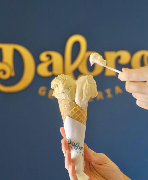 A Daloro oferece uma variedade de sabores de gelatos, além de outras sobremesas e bebidas