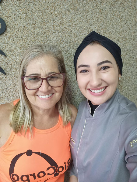 Dra Samantha com cliente satisfeito e sorriso renovado