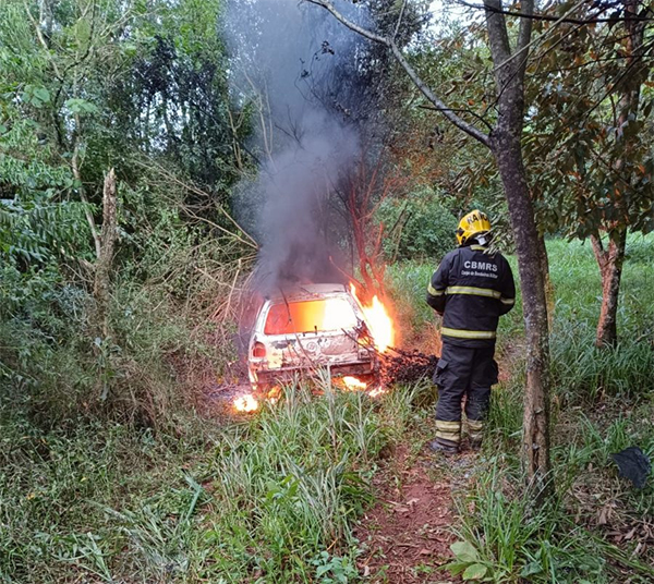 Divulgação - Veículo usado no crime foi encontrado incendiado - Foto: Divulgação