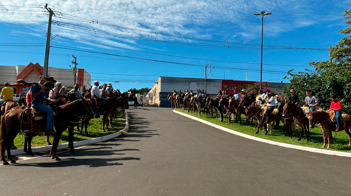 Portal AssisCity - Mais de 80 tropeiros prestam homenagem a domador de cavalos que morreu atropelado neste domingo em Assis - Foto: Portal AssisCity